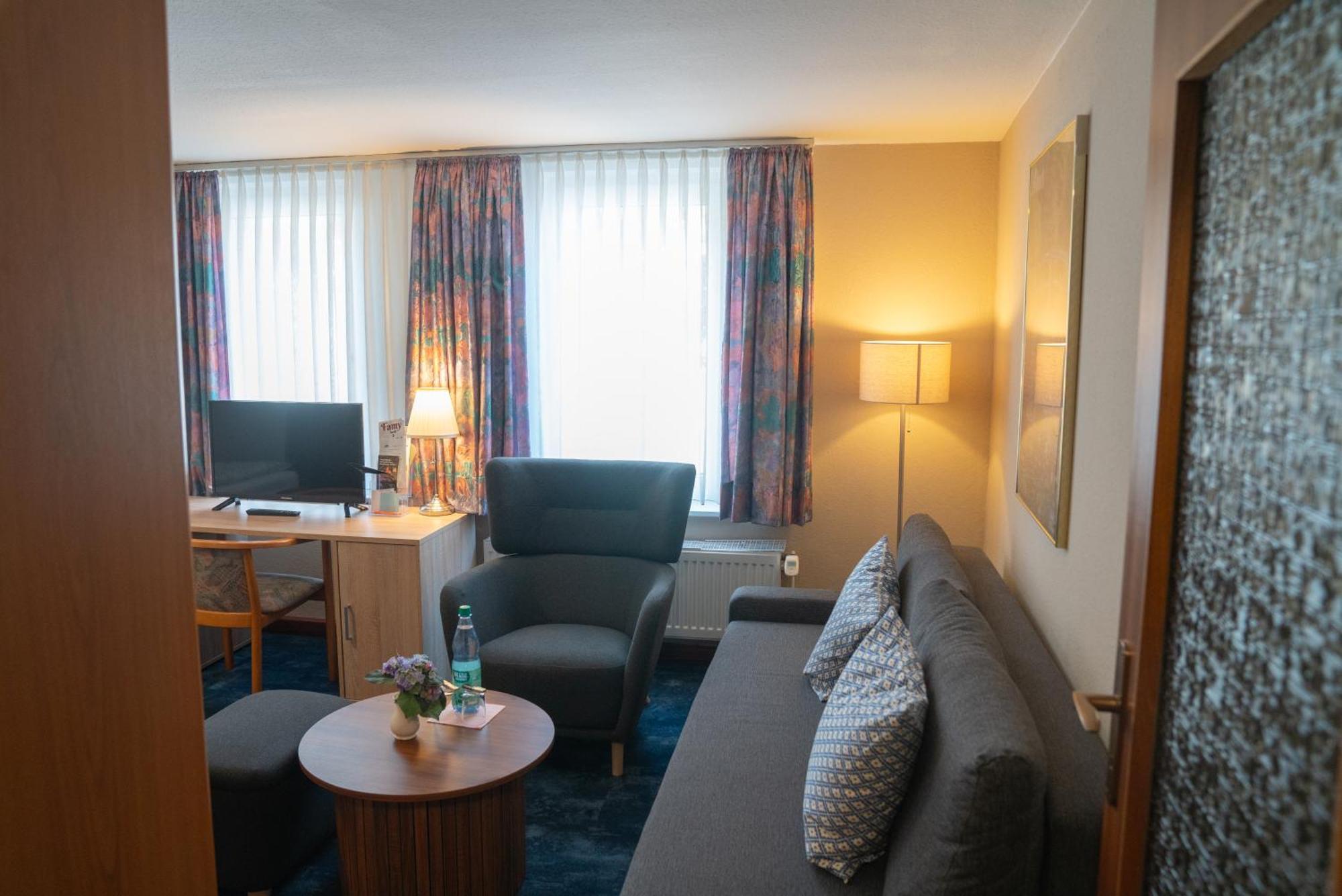 Hotel Zum Grafen Hallermunt Springe Bagian luar foto