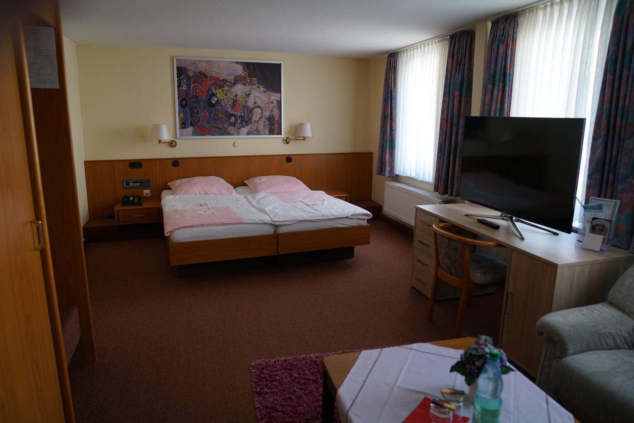 Hotel Zum Grafen Hallermunt Springe Bagian luar foto